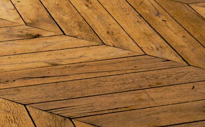 Découvrez l'élégance intemporelle du parquet chevron en chêne massif